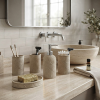 Ensemble d'accessoires de salle de bain beige avec poubelle, distributeur de savon, porte-savon, brosse de toilette, porte-brosse à dents