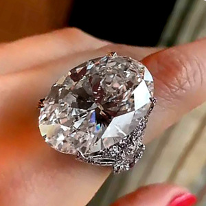 Anello Oversize con Farfalla in Cristallo Ovale per Donne, Accessorio Minimalista Elegante per Uso Quotidiano e Feste - Product Image 2