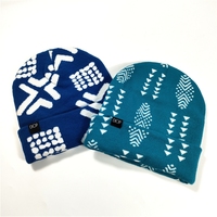 Topi Kupluk Rajut Pria Warna Biru 100% Akrilik dengan Label Tenun, Rajutan Kabel, Topi Musim Dingin Rajut, Logo Jacquard Kustom