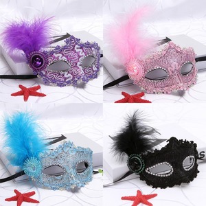 Piccola maschera di bellezza da principessa in stile veneziano con piume laterali per decorazioni per feste - Product Image 2