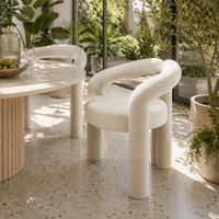 Fauteuil rembourré avec dossier incurvé, accoudoirs arrondis, pieds épais et assise rembourrée, crème, style contemporain