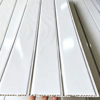 Panneau de plafond en PVC, design moderne, surface stratifiée brillante, imperméable, ignifuge, résistant à l'humidité, grille de plafond pour appartement et maison
