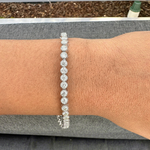 Pulsera de tenis para mujer chapada en rodio con diamantes de talla brillante redonda y engaste de bisel, estilo clásico, joyería de aleación - Product Image 1
