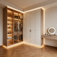Armoire de chambre moderne et contemporaine en bois massif, personnalisée, avec étagères ouvertes et éclairage intégré, pour villa
