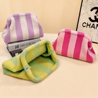 Pochette de maquillage en peluche à rayures colorées, motif personnalisé, mode hiver, pour femmes, voyage quotidien, rangement portable