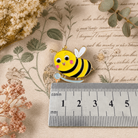 Broches en émail abeille de dessin animé mignonnes, broche décorative en métal abeille avec seau de crème glacée pour sac à dos, vente en gros personnalisée