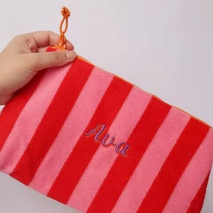 กระเป๋าเครื่องสำอางผ้าเทอร์รี่เนื้อนุ่ม 8 นิ้ว กระเป๋าใส่ของใช้ในห้องน้ำสำหรับเดินทาง พร้อมโลโก้ปัก กระเป๋าซิปความจุขนาดใหญ่ - Product Image 5