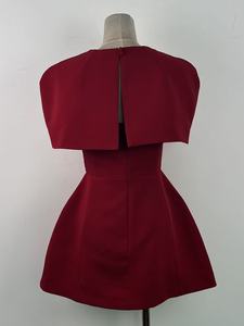 Un abito rosso con una mantella <span class=keywords><strong>a</strong></span> fiocco e minigonna senza spalline che emanano l'eleganza di un mini abito da cerimonia per donna. - Product Image 6