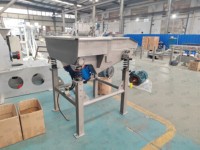 Crible vibrant linéaire FKJX en acier inoxydable 304 pour le classement des grains et l'élimination des impuretés dans l'atelier de transformation alimentaire
