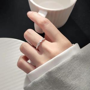 Anillo de Plata de Ley S925 con Estrella para Mujer, Estilo Simple y Moderno, Chapado en Oro de 18K, Versátil, Diseño de Espiral, Tejido Fino y Abierto - Product Image 1
