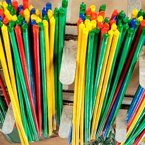 Balais en plastique colorés avec poils moyens, légers, pour le nettoyage des sols domestiques, 45 pouces et plus, style basique - Product Image 1