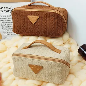 Popular 2024 nuevo estilo eco portátil de gran capacidad logotipo personalizado toalla tela trenzada almohada de lana suave bolsa de maquillaje cosmético de viaje