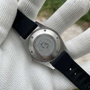 Montre de plongée pour homme STEELDIVE SD1934, cadran rouge, boîtier en acier inoxydable de 39 mm, mouvement automatique NH35, étanche à 200 m - Product Image 4