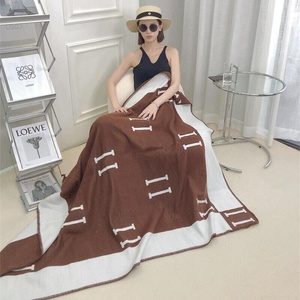 Châu Âu Cổ Điển Sang Trọng Mềm Faux Len Cashmere Acrylic H Thư Ném Phong Cách Bắc Âu Ấm Trang Trí Nội Thất Chăn Cho Phụ Nữ - Product Image 4