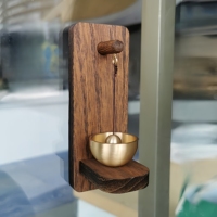 Carillon de porte en bois minimaliste personnalisé Base magnétique auto-adhésive Cloche d'alerte de réception de bureau pour la décoration d'entrée d'entreprise