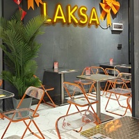 Meubles de restaurant thaïlandais modernes, table à manger à motifs avec chaises pliantes en acrylique pour bistro d'Asie du Sud-Est