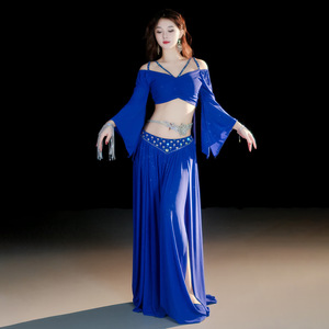 Costume de danse orientale 2 pièces à épaules dénudées avec haut à manches évasées orné de strass et jupe fendue haute pour la pratique et la performance de la danse orientale - Product Image 1