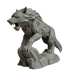 Sculpture de loup imprimée en 3D en SLA gris avec plaque d'armure et base en roche, décoration de bureau - Product Image 1