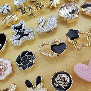 Offres Spéciales : Breloques pour Chaussures Légères en Plastique ABS, Fleur à Cinq Pétales Brillante <span class=keywords><strong>Or</strong></span> Rose et Argent, Accessoires de <span class=keywords><strong>D</strong></span>écoration pour Sabots - Product Image 4