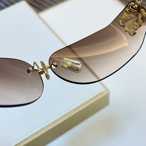 Gafas de Sol MIU Style con Montura Grande y Protección Ocular, Color Claro, Modernas y Perfectas para Festivales y Sesiones de Fotos - Product Image 4