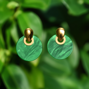 Boucles d'oreilles pendantes tendance en résine verte plaquées or, acier inoxydable 316L, design durable - Product Image 3