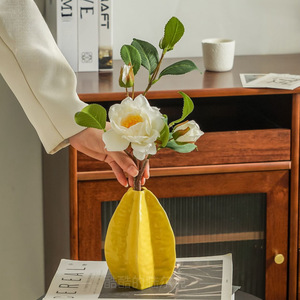 Vase en céramique en forme d'étoile avec fleur de camélia, décoration moderne et simple pour la maison - Product Image 1