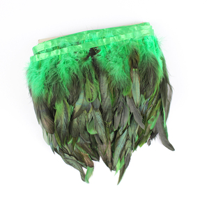 Plume de coq irisée Schlappen teintée, garniture de 15-20 cm, dégradé jaune-vert, frange moelleuse et douce pour costume de carnaval ou robe de mariée - Product Image 2