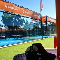 Terrain de padel panoramique à structure renforcée QJIN de qualité supérieure, gazon artificiel résistant aux UV, fournisseur direct d'usine