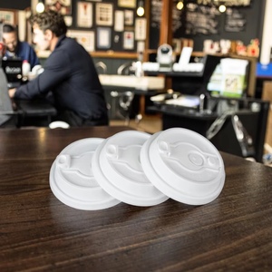 Vasos de plástico desechables modernos de 90mm con tapa para bebidas frías Impresión personalizada para jugo o bebidas calientes - Product Image 1