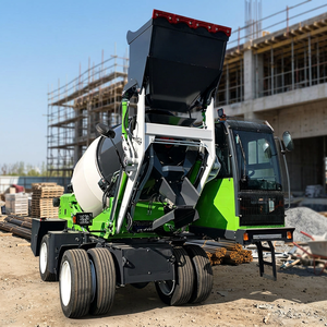 Camion malaxeur à béton autochargeur vert de 4 mètres cubes, machine à béton mobile avec rayon de braquage court - Product Image 1