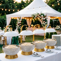 Nouveau design de luxe, plat de service chauffe-plats en acier inoxydable blanc et or de 8 L avec couvercle suspendu pour mariage et réceptions