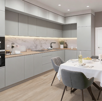 Kabinet Dapur Bentuk L Modern Natural Luxury Custom Dua Warna Oak Terang dan Beige dengan Pulau Dapur dan Nook LED Terbuka