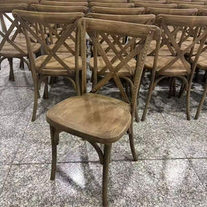 Chaise à dossier croisé en résine marron imitation bois, empilable, style campagnard vintage, avec coussin naturel ultra-doux, pour événements et restauration, vente en gros - Product Image 6