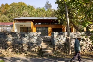 Forêt de montagne Maison d'hôtes moderne en rondins Ambiance sereine et chaleureuse Mur-rideau en verre et aménagement ouvert Maisons en bois pour la maison - Product Image 4