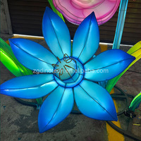 Lanternes chinoises traditionnelles grandeur nature, papillons et fleurs lumineuses pour la décoration d'événements de parcs d'attractions