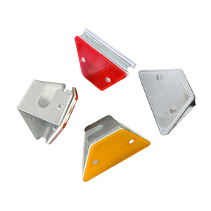 แผ่นสะท้อนแสงรูปสี่เหลี่ยมคางหมูสำหรับกั้นจราจร - Product Image 3