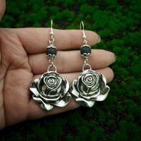 Boucles d'oreilles en alliage de zinc plaqué argent antique à la mode, boucles d'oreilles pendantes en forme de rose, cadeaux pour les occasions spéciales pour femmes