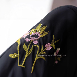 Set Hijab Elegante in Lana e Chiffon <span class=keywords><strong>con</strong></span> Ricami Floreali, <span class=keywords><strong>Abito</strong></span> in Stile Etnico <span class=keywords><strong>con</strong></span> <span class=keywords><strong>Maniche</strong></span> Lunghe e Abaya <span class=keywords><strong>a</strong></span> <span class=keywords><strong>Maniche</strong></span> <span class=keywords><strong>a</strong></span> <span class=keywords><strong>Pipistrello</strong></span> - Product Image 4