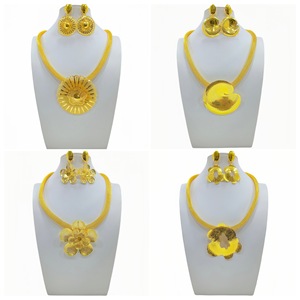 Juego de Collar y Aretes de Oro de Lujo, Diseño Floral Metálico Hecho a Mano, Exquisito Relieve, Regalo de Boda, Año Nuevo Chino - Product Image 5