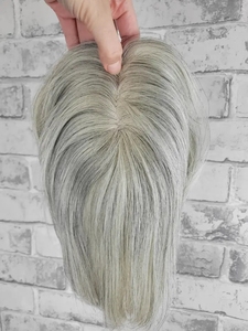 การออกแบบใหม่ Sliver Topper สี<span class=keywords><strong>เทา</strong></span>ผมมนุษย์ฐานผ้าไหมหนังกําพร้ายุโรปชิดชิด Toppers ผมมนุษย์ที่มองไม่เห็นสําหรับผู้หญิง - Product Image 2