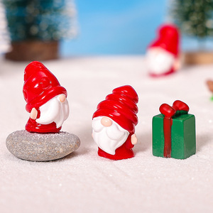 Mini figurines de Noël rouges, adorables nains de Noël en résine, ornements pour décorations de village de Noël, artisanat DIY et cadeaux - Product Image 6