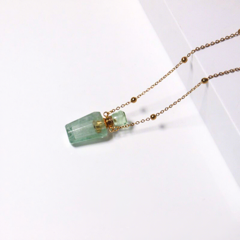 Flacon en fluorite verte, forme bouteille - doré