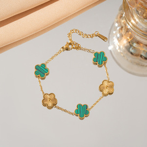 เครื่องประดับแฟชั่นใหม่สำหรับผู้หญิง สร้อยข้อมือรูปดอกไม้ชุบทอง 18K สร้อยข้อมือโคลเวอร์ห้าแฉกประดับคริสตัล สแตนเลสกันน้ำ สร้อยข้อมือนำโชค - Product Image 6