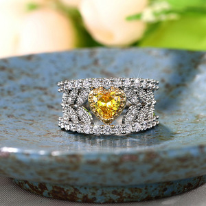 Anello Vintage a Cuore Traforato per Donne, Elegante Gioiello da Indossare all'Indice - Product Image 6