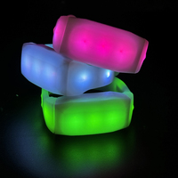 Bracelet lumineux à 11 LED brevetées, télécommandé, en silicone, avec effets étoilés DMX, idéal pour les cadeaux promotionnels et d'affaires