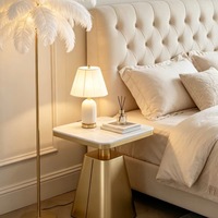 Table d'appoint moderne en pierre frittée avec base conique en métal pour projets hôteliers et d'appartements