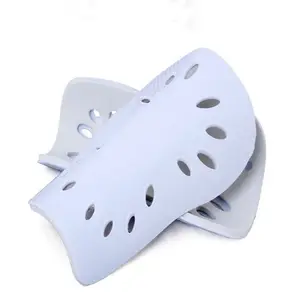 I parastinchi a sublimazione in bianco con stampa personalizzata proteggono il parastinchi da calcio