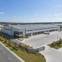 Entrepôt à grande portée en structure métallique, plusieurs baies de chargement, atelier métallique, installation logistique industrielle résistante aux intempéries
