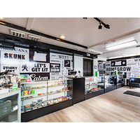 Vente en gros de vitrines en verre pour la vente au détail Étagères réglables Vitrines d'exposition en verre avec lumières LED