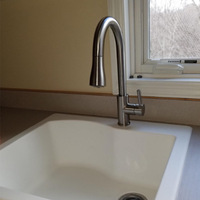 Robinet de cuisine monocommande moderne avec douchette latérale, eau chaude et froide, en acier inoxydable brossé